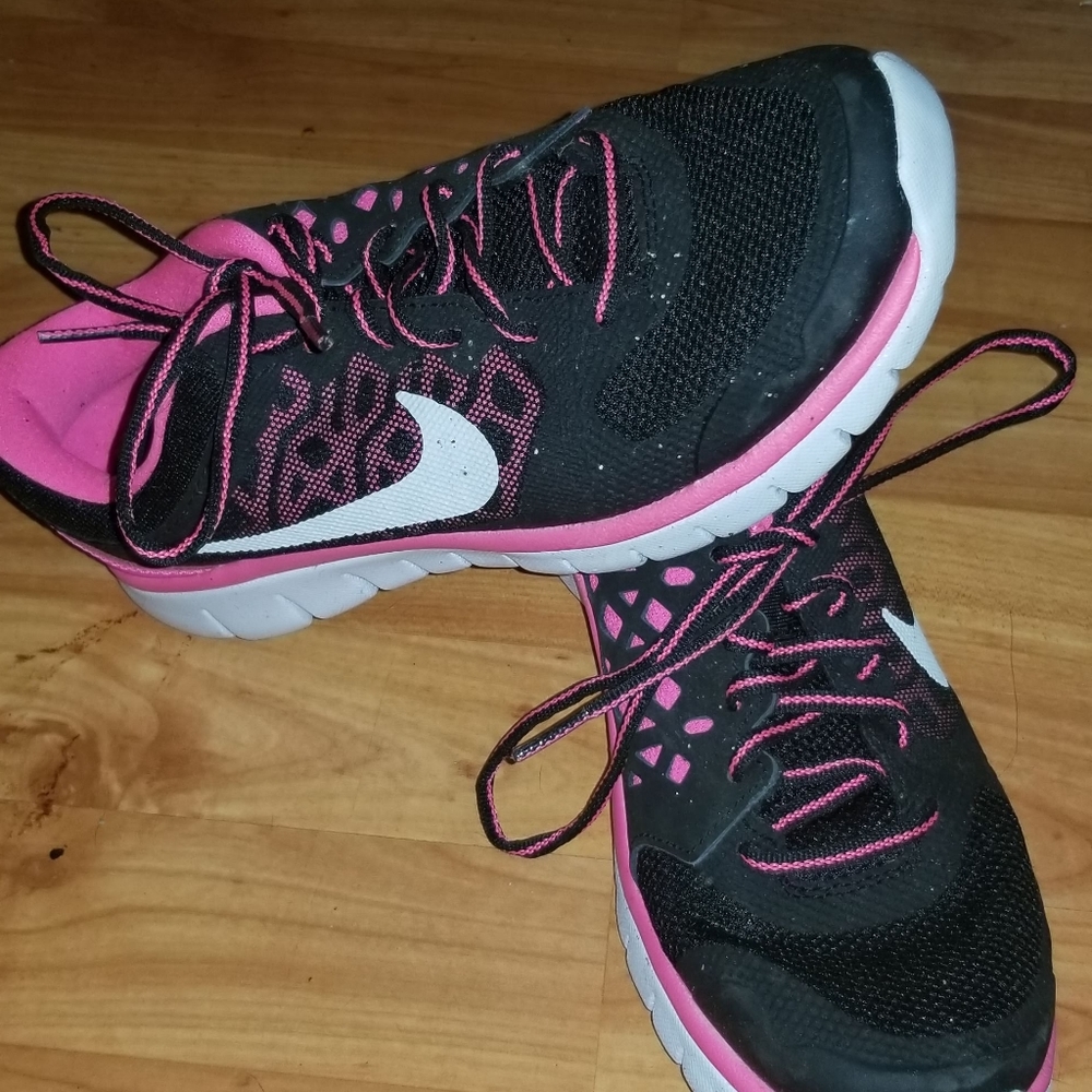 NikeTennis Shoe - Picture 1 of 5